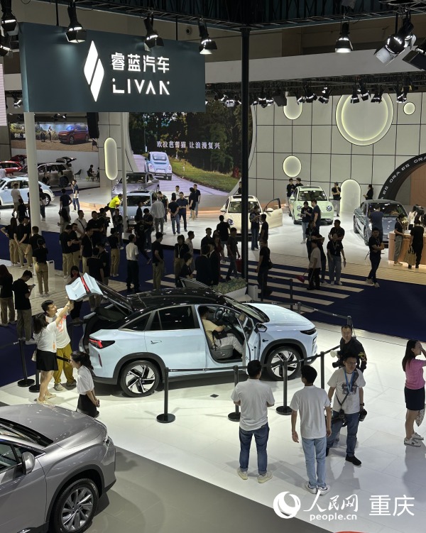 2023重慶車(chē)展睿藍(lán)汽車(chē)展臺(tái)。人民網(wǎng)記者 劉政寧攝