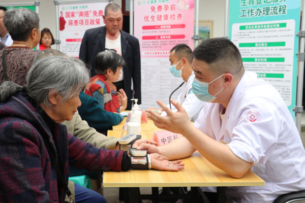 義診服務(wù)。璧山區(qū)衛(wèi)生健康委供圖