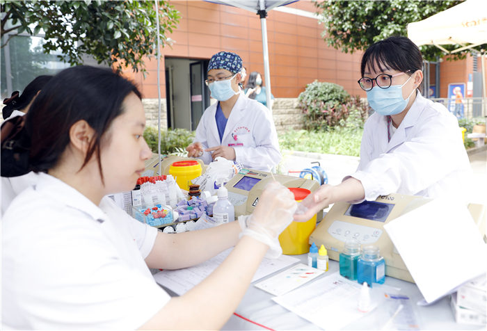 6月13日，市婦幼保健院，輸血科的醫(yī)生正在檢查獻(xiàn)血者血液。記者 崔力 攝/視覺重慶