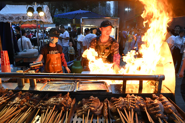 民心佳園夜市里，煙火氣升騰。冉雨琳攝