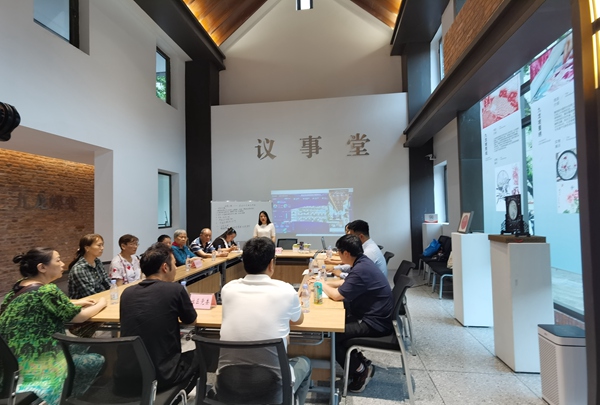 6月15日，民主村社區(qū)居民代表與物業(yè)、城市更新公司工作人員就規(guī)范停車開展議事協(xié)商。重慶市民政局供圖