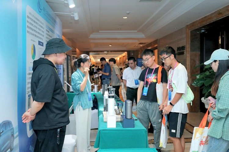 論壇期間，近30家院所企業(yè)設(shè)展區(qū)進行分享。重慶兩江協(xié)同創(chuàng)新區(qū)供圖