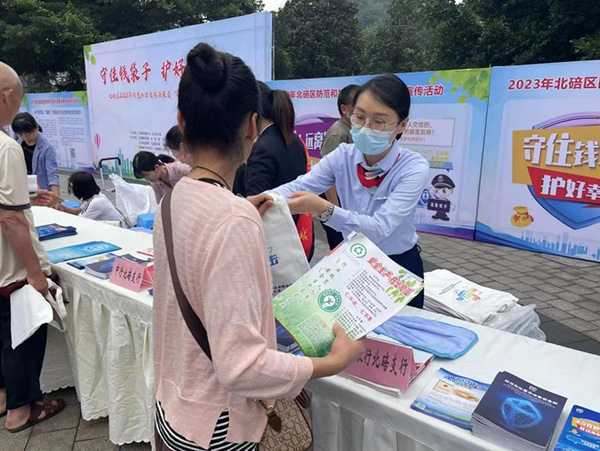 為社區(qū)居民發(fā)放宣傳折頁。浦發(fā)銀行重慶分行供圖