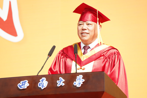 校長(zhǎng)張衛(wèi)國寄語。蘭天攝