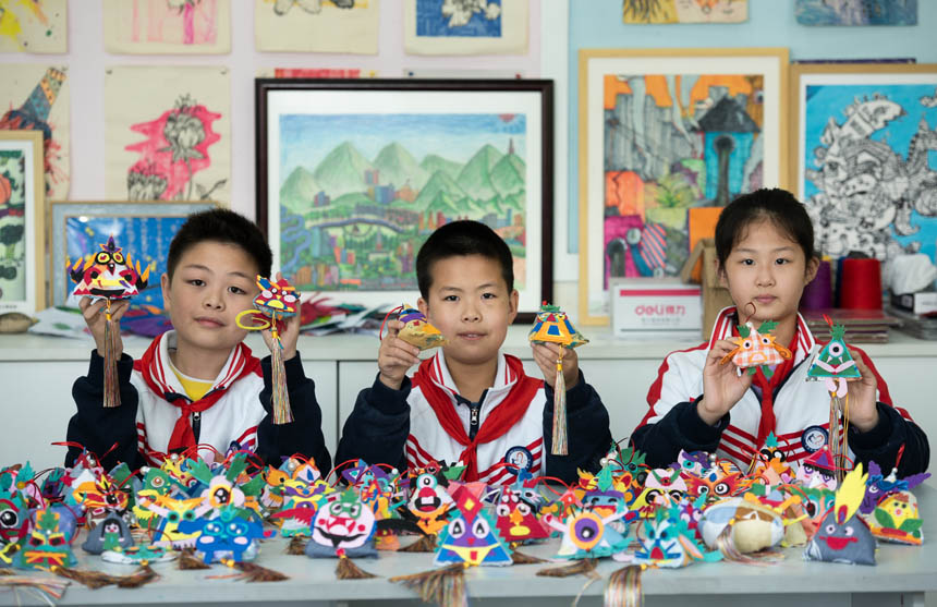 學(xué)生展示自制香包?？登f美地小學(xué)供圖