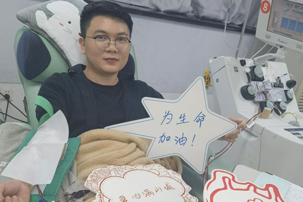 魏南旋正在獻(xiàn)血。重慶市血液中心供圖