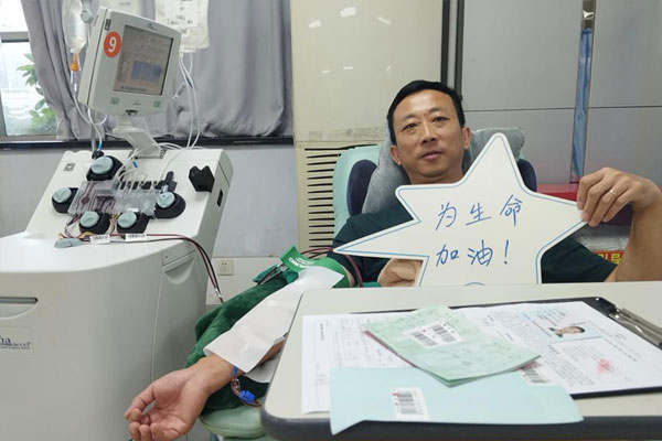 張金鑫正在獻(xiàn)血。重慶市血液中心供圖