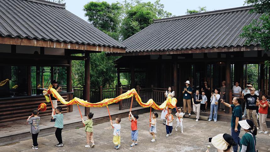 小朋友在小滿驛站體驗(yàn)端午節(jié)傳統(tǒng)文化。鄧艾攝