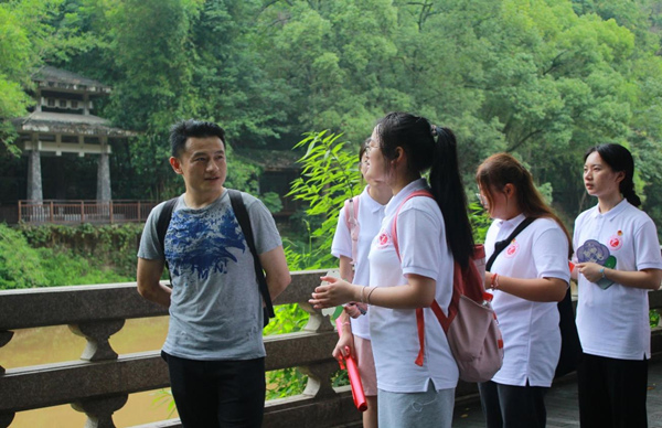 重慶理工大學(xué)理學(xué)院到南泉街道開展“三下鄉(xiāng)”社會(huì)實(shí)踐。重慶理工大學(xué)供圖
