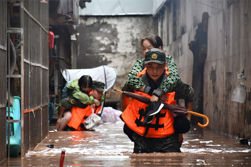 武警官兵在萬州轉(zhuǎn)移受災(zāi)群眾。李宇陽攝