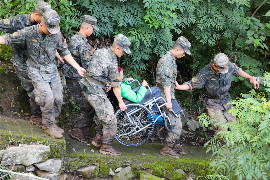 武警官兵轉(zhuǎn)移被困群眾。李東攝
