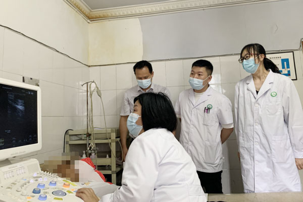 為患者進(jìn)行術(shù)前評估。江津區(qū)中醫(yī)院供圖