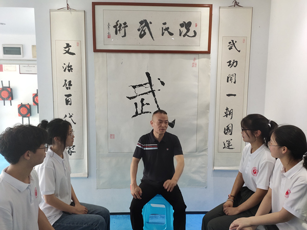 況欽華向?qū)嵺`團成員講解況氏武術(shù)。重慶理工大學供圖