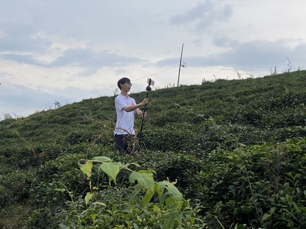 調(diào)研組學生在茶地間進行直播。重慶理工大學供圖