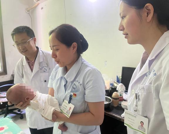 吳丕六帶領醫(yī)護團隊對早產兒進行入戶訪視。璧山區(qū)婦幼保健院供圖