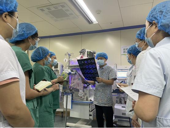 吳丕六察看新生兒生命體征。璧山區(qū)婦幼保健院供圖