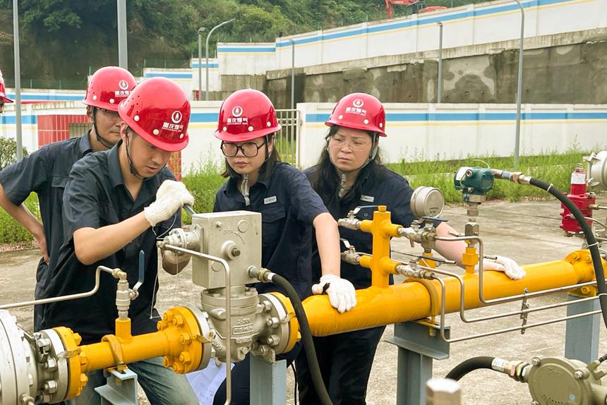 7月3日，重慶燃?xì)饧瘓F(tuán)輸配分公司歇馬門站順利通氣。輸配分公司員工認(rèn)真測試調(diào)壓閥，切斷壓力，確保站場平穩(wěn)供氣。重慶燃?xì)饧瘓F(tuán)供圖