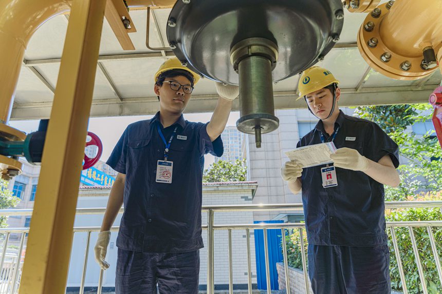 7月5日，重慶燃?xì)饧瘓F(tuán)大渡口分公司員工在高溫下巡檢半島逸景公租房附近燃?xì)庹{(diào)壓設(shè)施。重慶燃?xì)饧瘓F(tuán)供圖