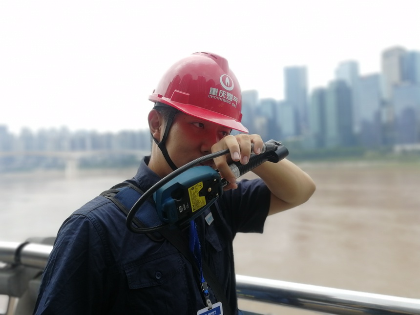 7月5日，重慶燃氣集團渝中分公司員工在嘉濱路巡查汛期管線運行情況。重慶燃氣集團供圖