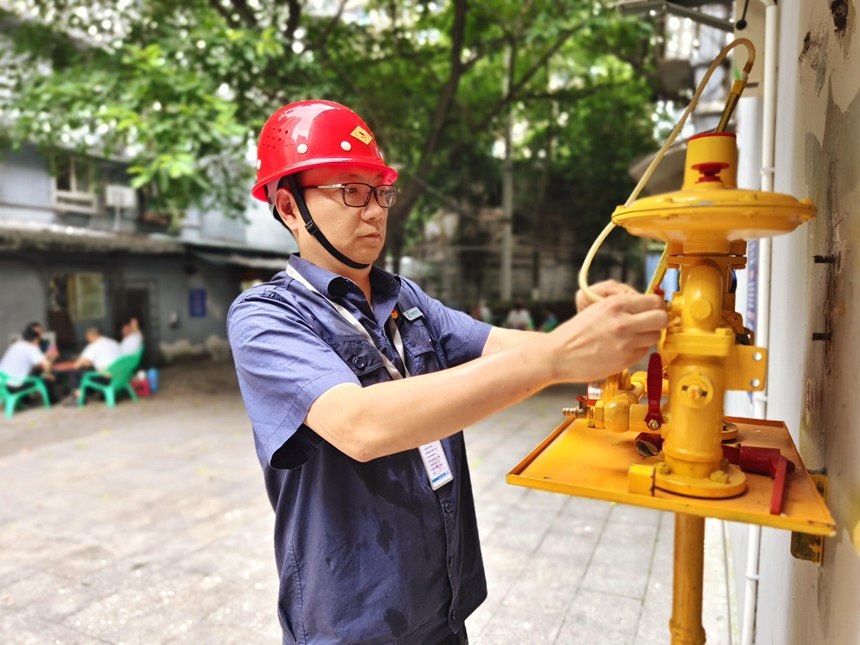 7月6日，重慶燃氣集團南岸分公司員工對南岸區(qū)溫馨南苑小區(qū)燃氣設(shè)備進行安檢，南岸分公司積極開展燃氣安全隱患大排查大整治工作，為南岸區(qū)安全平穩(wěn)供氣提供安。重慶燃氣集團供圖