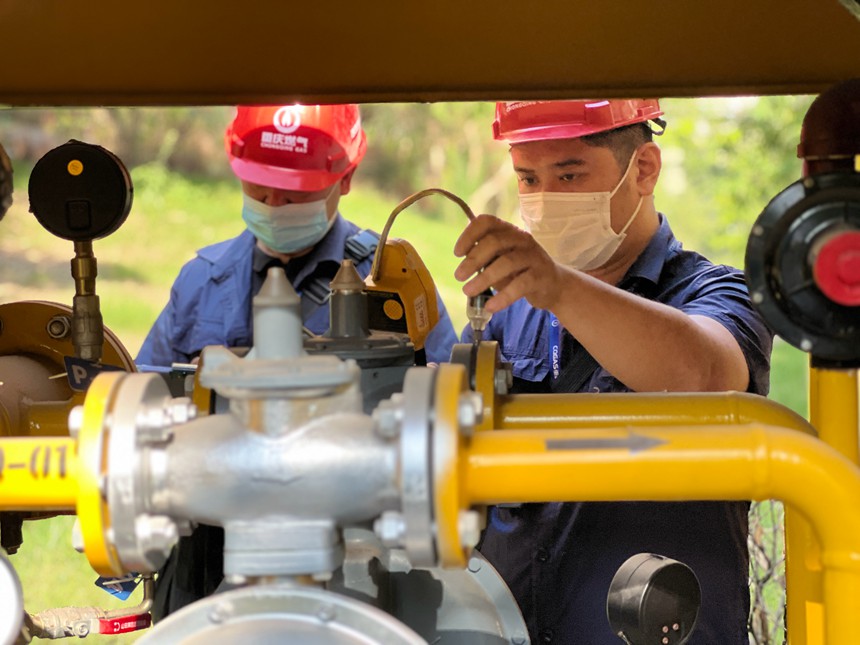 重慶燃?xì)饧瘓F(tuán)沙坪壩分公司在高溫下對(duì)轄區(qū)設(shè)備進(jìn)行巡檢。重慶燃?xì)饧瘓F(tuán)供圖