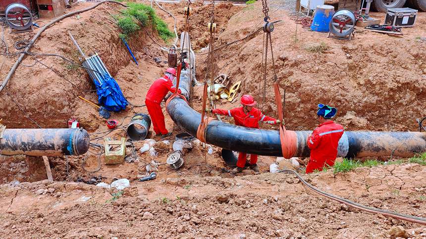 重慶燃?xì)饧瘓F(tuán)長(zhǎng)南公司連續(xù)3天作業(yè)，完成長(zhǎng)南線(xiàn)長(zhǎng)輸管線(xiàn)“不停氣碰口作業(yè)”管道遷改工作。重慶燃?xì)饧瘓F(tuán)供圖