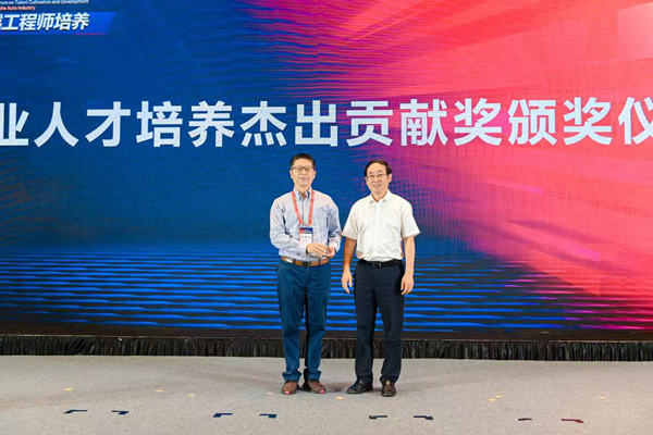 張進(jìn)華為同濟(jì)大學(xué)教授李理光頒獎(jiǎng)。重慶理工大學(xué)供圖