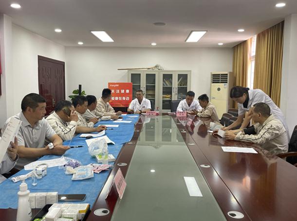 問診中。愛康集團重慶分公司供圖