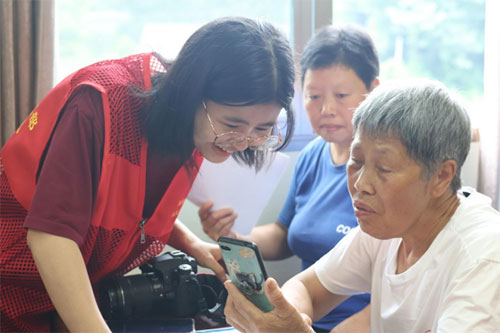 向老人普及防詐騙知識(shí)。四川外國語大學(xué)新聞傳播學(xué)院供圖