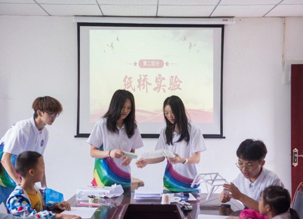重慶師范大學(xué)物理與電子工程學(xué)院學(xué)生為石壕鎮(zhèn)萬(wàn)隆村小朋友帶來(lái)科技小課堂。重慶師范大學(xué)供圖