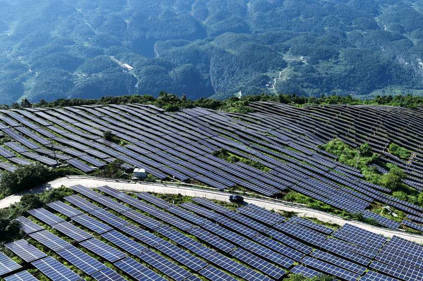 重慶市黔江區(qū)麒麟蓋山地光伏發(fā)電站。楊敏攝