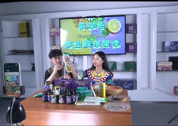 實踐團成員走進農(nóng)掌柜電商，參與電商直播全過程。重慶第二師范學院供圖