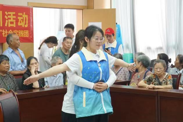 演示“海姆立克急救法”。重慶電子工程職業(yè)學(xué)院供圖