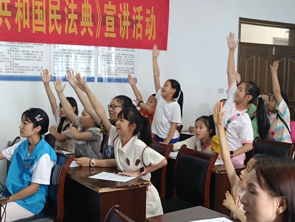 志愿者為留守兒童展開了愛心支教活動。重慶財經(jīng)學院物流工程學院供圖