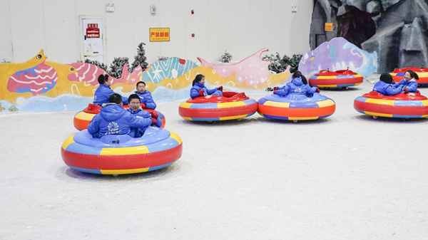 在重慶際華園滑雪館內(nèi)，冰上碰碰車等項(xiàng)目受到市民青睞。受訪企業(yè)供圖