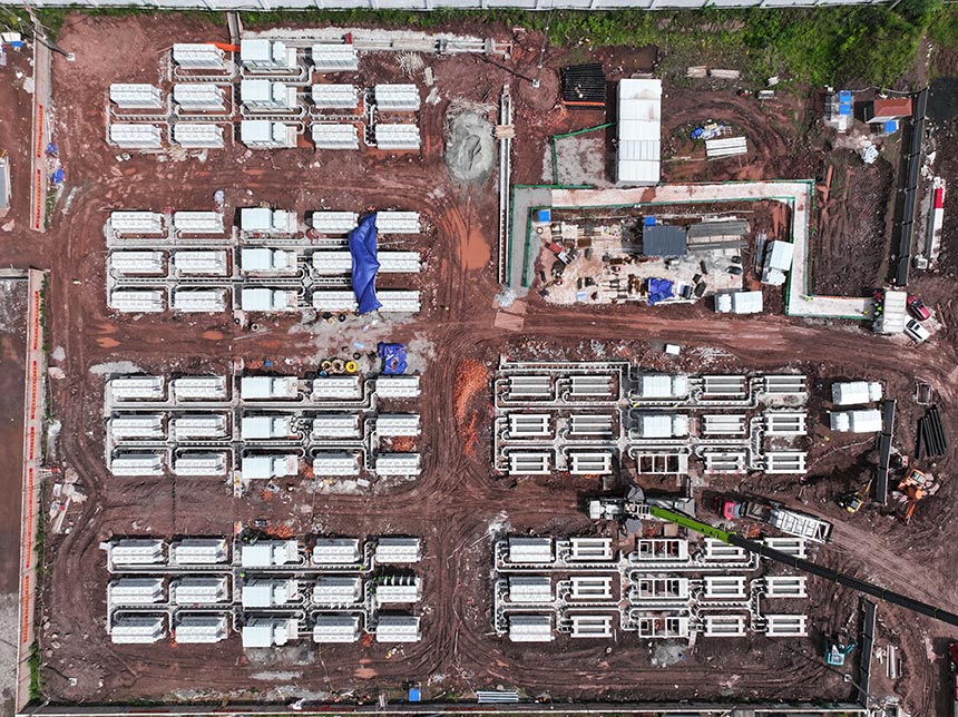 重慶璧山比亞迪光儲(chǔ)項(xiàng)目施工如火如荼進(jìn)行，項(xiàng)目僅11天完成全部吊裝，標(biāo)志著該項(xiàng)目正式進(jìn)入設(shè)備聯(lián)調(diào)聯(lián)試接入電網(wǎng)的最后沖刺階段。國家電投重慶公司供圖