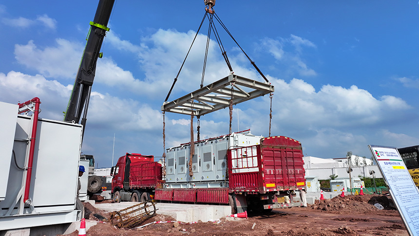 重慶璧山綜合智慧零碳電廠比亞迪光儲(chǔ)項(xiàng)目儲(chǔ)能艙設(shè)備吊裝就位。國家電投重慶公司供圖