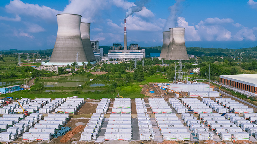 重慶合川發(fā)電公司新型儲(chǔ)能電站項(xiàng)目施工現(xiàn)場一片忙碌景象。國家電投重慶公司供圖