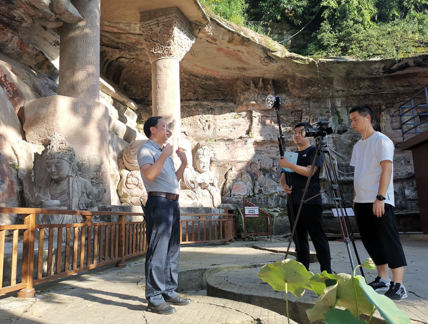 采訪團在重慶大足寶頂山石刻采訪。李波攝