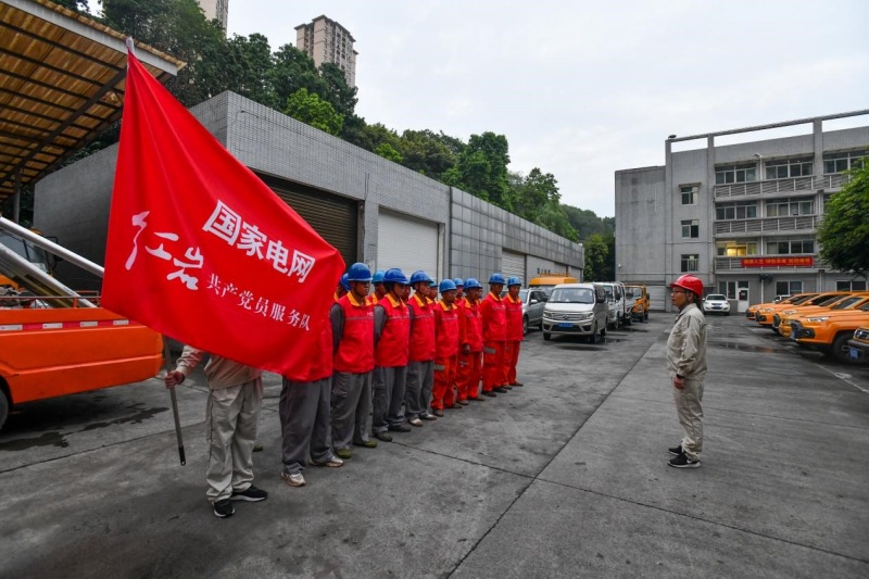7月28日，國網(wǎng)重慶江津供電公司出動應急搶修隊馳援潼南搶險保供。王化全攝