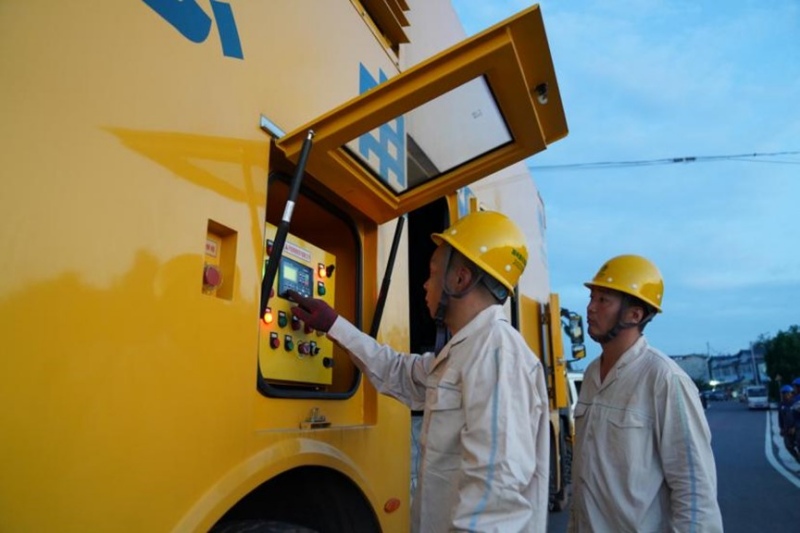 7月28日，國網(wǎng)重慶潼南供電公司調配一臺應急電源車為崇龕鎮(zhèn)防汛指揮部及臨時安置點提供電源保障。李旭攝