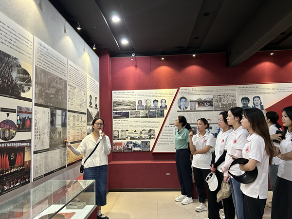 何旖勤帶領實踐團參觀榮昌紅色家園。重慶理工大學供圖