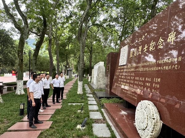 參觀歌樂(lè)山烈士陵園。金鳳城市中心項(xiàng)目黨支部供圖