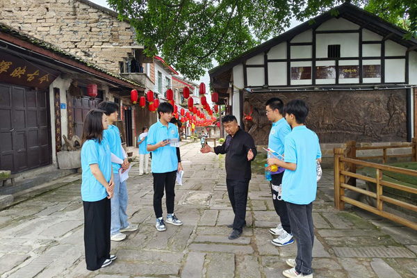 教育團(tuán)成員開(kāi)展訪談?wù){(diào)查。重慶交通職業(yè)學(xué)院供圖