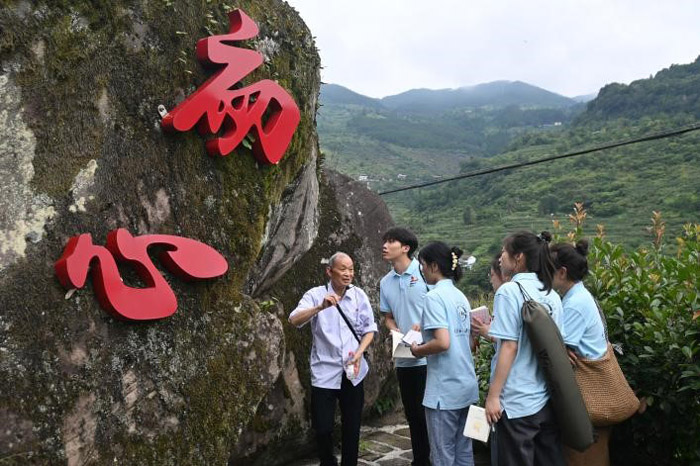 周老為實踐團成員講授田園黨課。林舒淇供圖