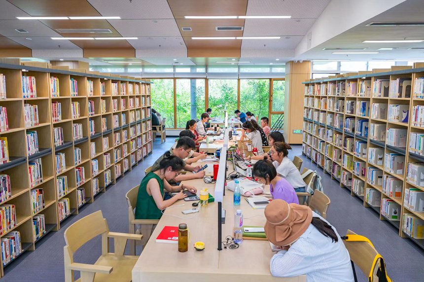 讀者在森林圖書館內(nèi)看書。鄒樂攝
