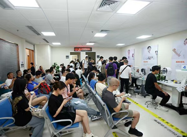 術(shù)前檢查室檢查。重慶愛(ài)爾眼科醫(yī)院總院供圖