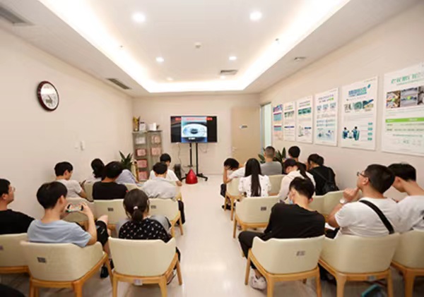 手術(shù)當(dāng)天進(jìn)行術(shù)前宣教。重慶愛(ài)爾眼科醫(yī)院總院供圖