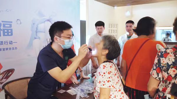 義診現(xiàn)場。重慶團(tuán)圓口腔醫(yī)院供圖