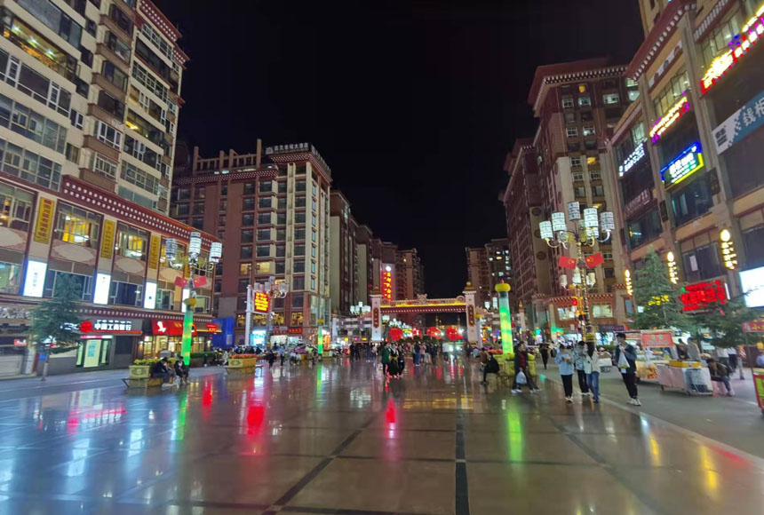 熱鬧繁華的昌都夜景。姜峰攝